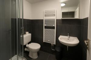 Koupelna v ubytování La Suite Hotel & Apartment, Hanau City Centre - Contactless Check-in