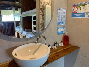 Un baño con un lavabo blanco y un espejo. en Cocobeach Palomino, en Palomino