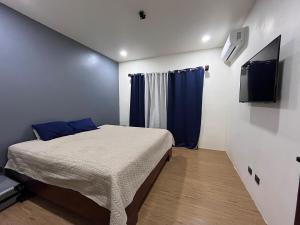 a small bedroom with a bed and a tv at Pies descalzos in Upala