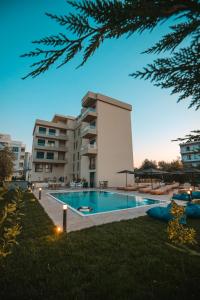 Bazén v ubytování The Blue Wave Hotel nebo v jeho okolí