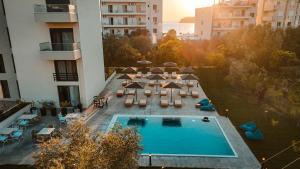 Bazén v ubytování The Blue Wave Hotel nebo v jeho okolí