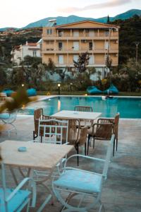 Bazén v ubytování The Blue Wave Hotel nebo v jeho okolí