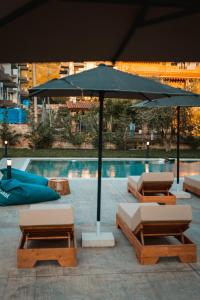 Bazén v ubytování The Blue Wave Hotel nebo v jeho okolí
