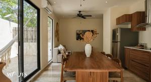 Kuchyň nebo kuchyňský kout v ubytování Modern 1BR with Private Pool and Surround Speakers