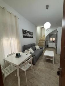 una sala de estar con un sofá y una mesa en Las Manuelas, en Arcos de la Frontera