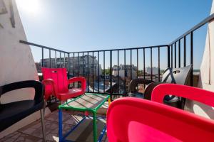 een balkon met stoelen en een tafel bij Apartment 14 in Belgrado