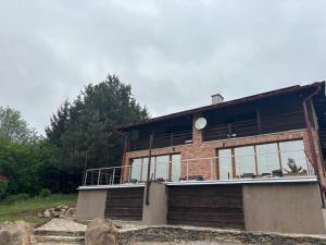 un grande edificio in mattoni con finestre sul lato di Chata pri Vode a Kelča