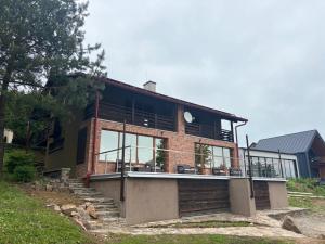 una grande casa in mattoni con ampio balcone di Chata pri Vode a Kelča