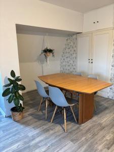 a wooden table and chairs in a room at Ruhige Ferienwohnung mit Waldblick in Horn-Bad Meinberg