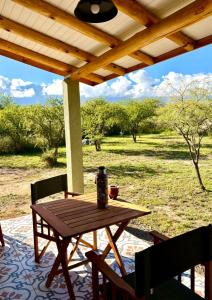 een picknicktafel op een veranda met uitzicht op een veld bij La Corrida hospedaje in San Javier