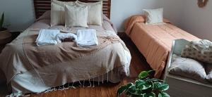 a bedroom with two beds with towels on it at Lo de Ignacio in Gualeguaychú