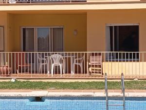 een huis met een balkon en een zwembad bij Apartamento en Llafranc Costa Brava in Llafranc