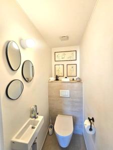 Ένα μπάνιο στο Comfort 2BR Executive Flat with Terrace&patking-BON47