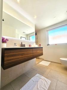 Ένα μπάνιο στο Comfort 2BR Executive Flat with Terrace&patking-BON47