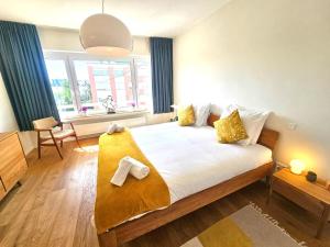 Ένα ή περισσότερα κρεβάτια σε δωμάτιο στο Comfort 2BR Executive Flat with Terrace&patking-BON47