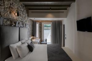 Uma TV ou centro de entretenimento em Rocabella Mykonos Hotel