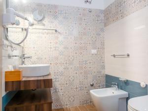A bathroom at B&B La Via dei Mulini