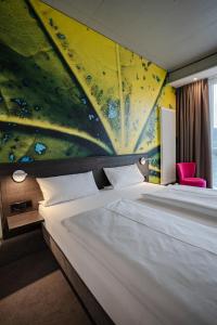 Postel nebo postele na pokoji v ubytování qubixx stadtmittehotel