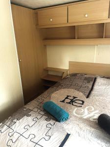 Postel nebo postele na pokoji v ubytování Bungalow avec piscine