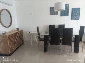 a dining room with a table and chairs and a mirror at Look Brava in Punta del Este