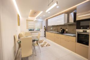 Kuchyň nebo kuchyňský kout v ubytování Apartment KLER-Elegant Stay Ali Demi
