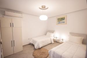 Postel nebo postele na pokoji v ubytování Apartment KLER-Elegant Stay Ali Demi