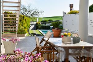 a patio with a table and chairs and flowers at Casa Vacanze Un Tuffo Nel Blu in Matera
