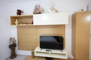 TV a/nebo společenská místnost v ubytování Apartment KLER-Elegant Stay Ali Demi