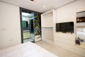 TV a/nebo společenská místnost v ubytování Apartment KLER-Elegant Stay Ali Demi
