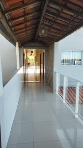 an empty hallway of a building with a wooden ceiling at POUSADA REDE HG Hotelaria in São Sebastião