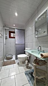 Ένα μπάνιο στο Apartamento no centro de Gramado