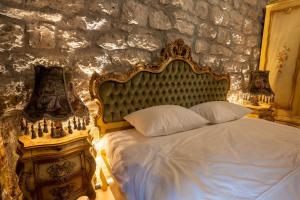 Postel nebo postele na pokoji v ubytování Castle Boutique Hotel