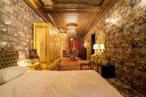 Postel nebo postele na pokoji v ubytování Castle Boutique Hotel