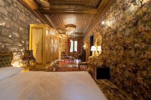 Postel nebo postele na pokoji v ubytování Castle Boutique Hotel