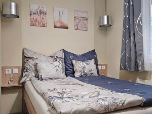 Posteľ alebo postele v izbe v ubytovaní Bowery Guest Houses - Árnyas vendégházak