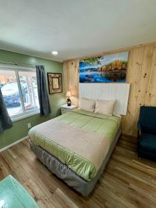 a bedroom with a bed and a painting on the wall at Homestead Inn - Blowing Rock in Blowing Rock