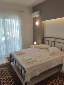 Postel nebo postele na pokoji v ubytování Katerina summerhouse