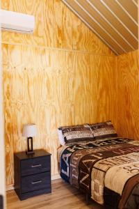Ένα ή περισσότερα κρεβάτια σε δωμάτιο στο Buck Hill Cabins #2-Lake Eufaula