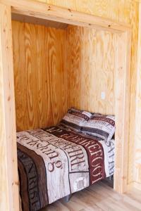 Ένα ή περισσότερα κρεβάτια σε δωμάτιο στο Buck Hill Cabins #3 Lake Eufaula +25 φωτογραφίες