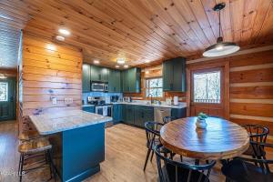 Η κουζίνα ή μικρή κουζίνα στο Luxury! Views, Hottub, Theater, Game Room, Private