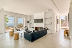 una sala de estar con un sofá y una mesa en Villa Kryvo - Quiet retreat, en Kóstos