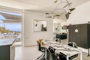 Una cocina y un comedor con mesa y sillas. en Villa Kryvo - Quiet retreat, en Kóstos