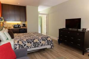 a bedroom with a bed and a flat screen tv at Bella Paradiso Condo 12 King Walk Dwntwn Parking in Eureka Springs