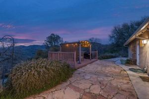 Fotografie z fotogalerie ubytování Sunset Lookout Mountain villa, Meadows, Gazebo v destinaci Coarsegold