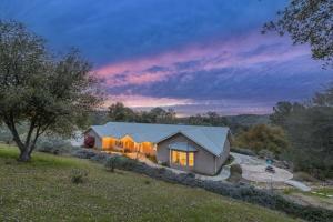 Fotografie z fotogalerie ubytování Sunset Lookout Mountain villa, Meadows, Gazebo v destinaci Coarsegold + 75 fotografií