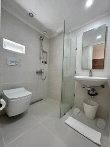 un bagno con doccia, WC e lavandino di cunda panorama otel a Ayvalık