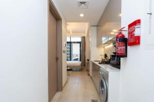 Kuchyň nebo kuchyňský kout v ubytování CitiHome - Studio Azizi Riviera