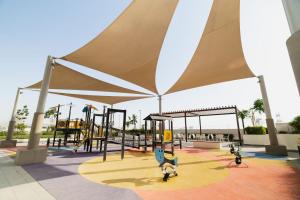 Herní místnost nebo prostor pro děti v ubytování CitiHome - Studio Azizi Riviera