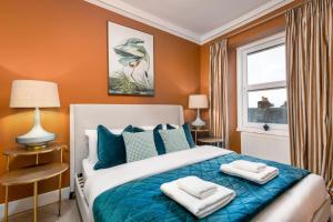 Ένα ή περισσότερα κρεβάτια σε δωμάτιο στο Stylish Penthouse Retreat