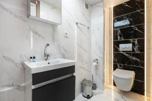 Koupelna v ubytování AYKA APART SUiTES OLD CITY + 110 fotografií